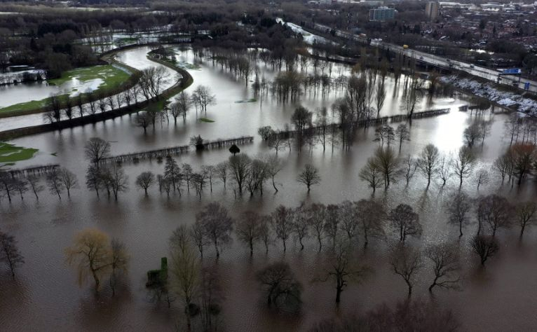 Стихия! Великобритания е под вода заради "Кристофър" СНИМКИ