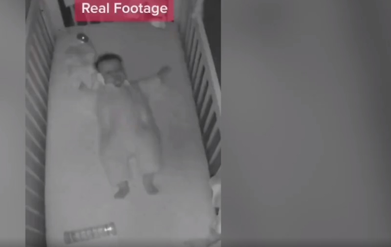 Ужасяващи кадри от бебефон показаха защо в креватчето до бебето не трябва да има нищо ВИДЕО