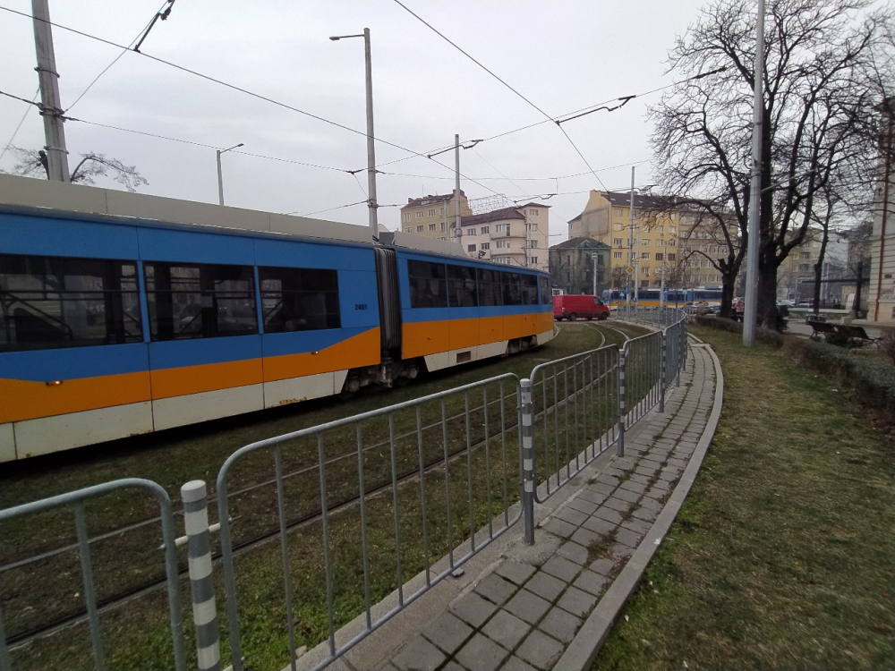 Трамвайна релса в София стърчи във въздуха ВИДЕО