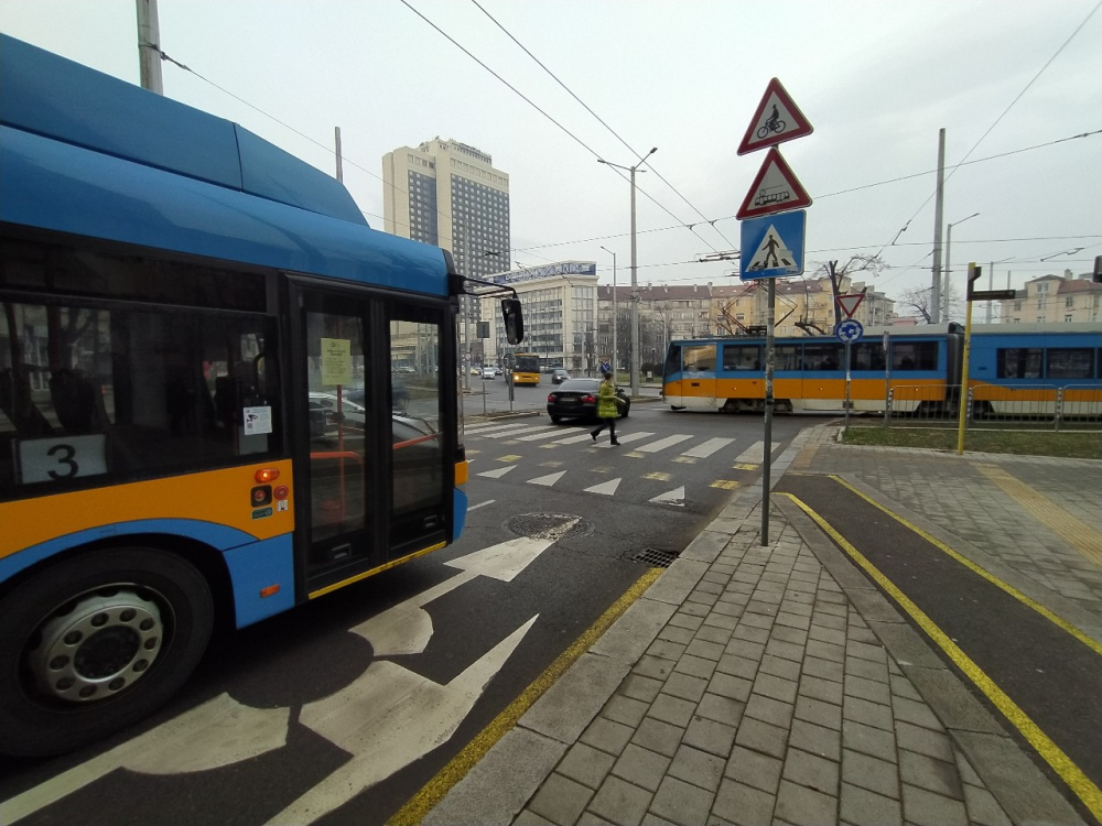 Първо в БЛИЦ! Кърваво нападение в градския транспорт в София СНИМКИ