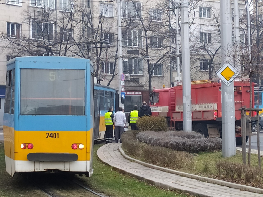 Първо в БЛИЦ! Опасен инцидент с трамваи и тролеи в центъра на София! СНИМКИ