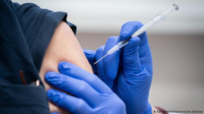 След смъртта на 23-ма ваксинирани: Норвегия променя указанията