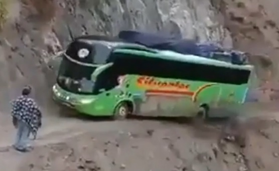 Зрелищни ВИДЕА: Шофьор спаси по чудо автобус от падане в пропаст 