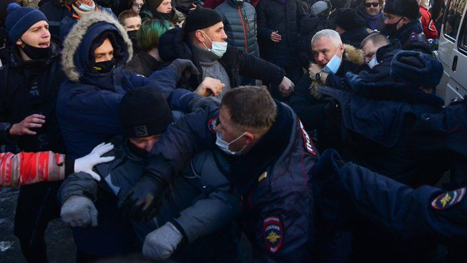 Напрежението на протестите в подкрепа на Навални ескалира