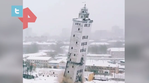 Зрелищно ВИДЕО: 40-метрова кула рухна като къща от карти 