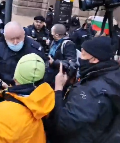Протестиращи опитаха да нахлуят в Министерски съвет, има сблъсъци с полицията