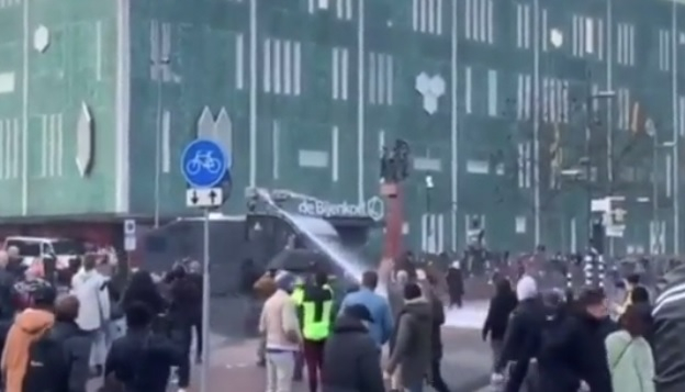 Голям бой в Нидерландия заради локдауна, полицията намеси водни оръдия