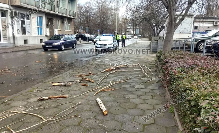 Започна се! Гръмотевични бури и градушки удариха България, опасно време дебне в... СНИМКИ