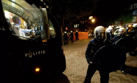 Нови сблъсъци между полиция и протестиращи в Нидерландия заради мерките ВИДЕО