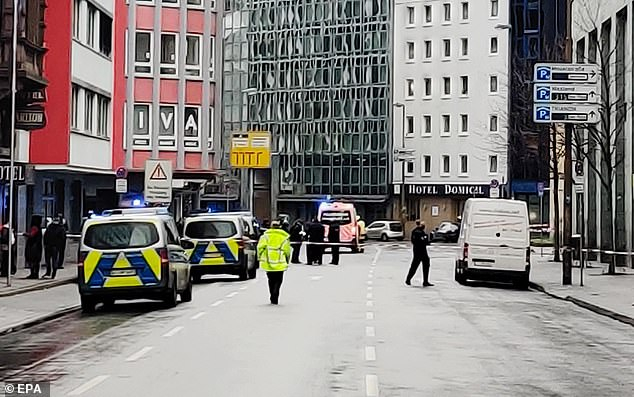Нов ужас в Германия: Нападател с нож кла наред минувачи във Франкфурт