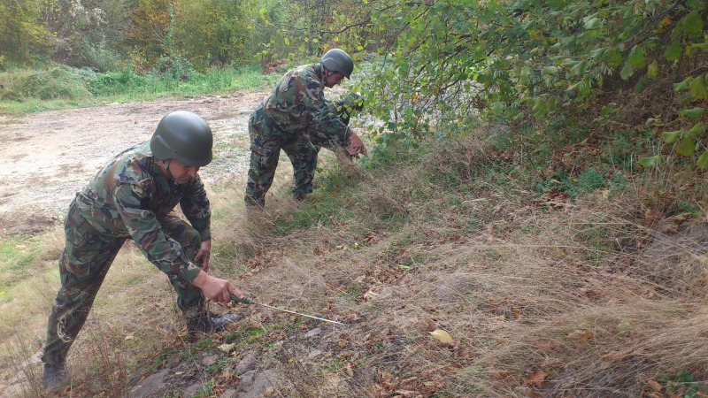 Опасна находка в бургаски квартал вдигна на крак воените СНИМКИ