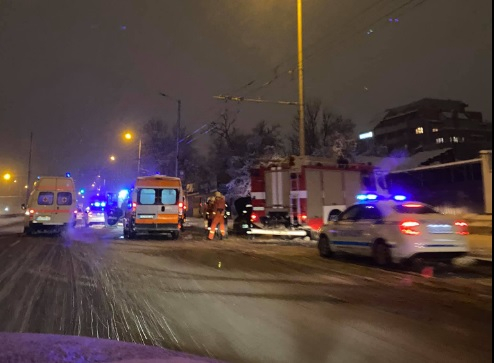 Сигнал до БЛИЦ: Тежка катастрофа със загинал в София, пожарникари режат ламарини СНИМКИ