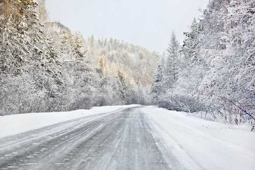 Снежното време затвори редица пътища в страната