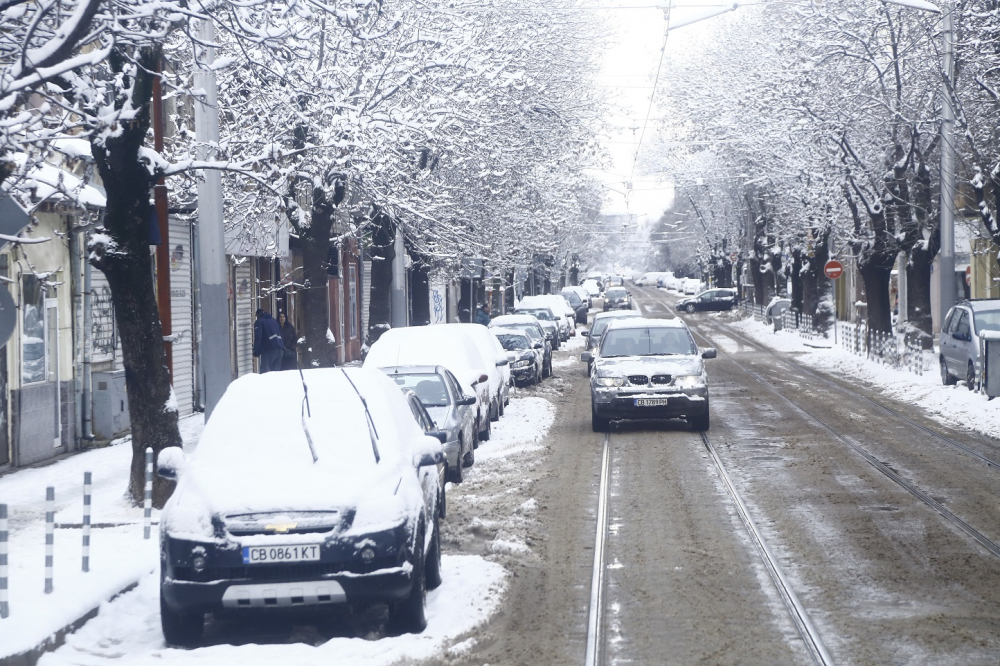 Фирмите отговарящи за чистотата в София изринаха купища сняг, множество булеварди са почистени до асфалт