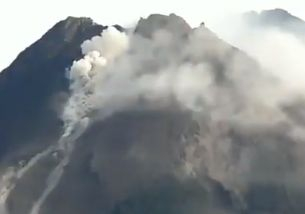 Вулканът Мерапи изригна мощно тази сутрин ВИДЕО