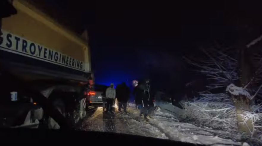 Meteo Balkans с кошмарно снежно ВИДЕО от Варненско! Бус с 40 жени бедства насред пътя