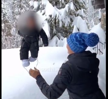 Скандално ВИДЕО: Майка хвърли бебето си в снега, а после…