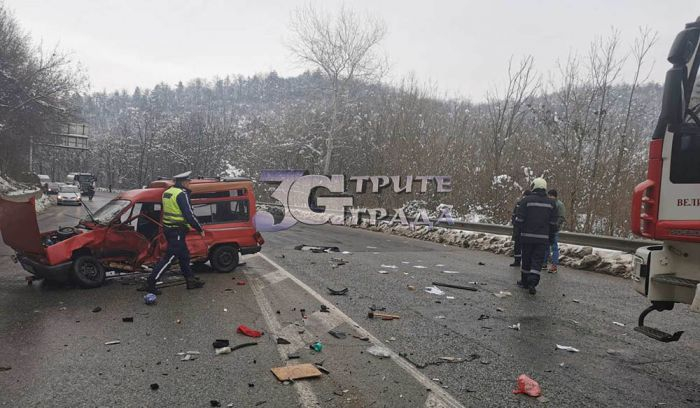 Тежка катастрофа с две коли край Търново СНИМКИ 