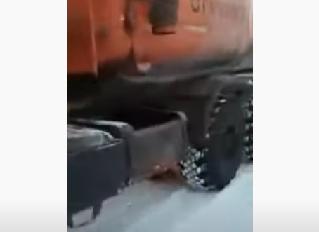 Зрелищни ВИДЕА: Няма да повярвате как размразяват камионите в Якутия