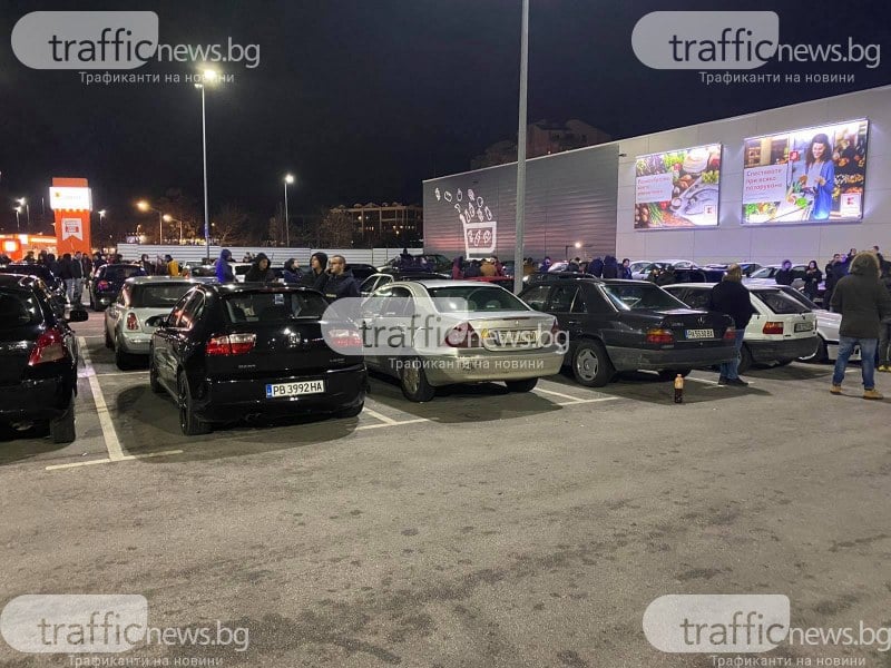 Екшън: Полиция щурмува паркинг на "Кауфланд" в Пловдив СНИМКИ