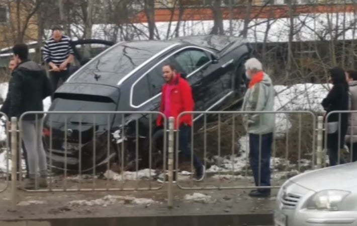 Зрелищна катастрофа с "летящ джип" на прокълнато място в София ВИДЕО 