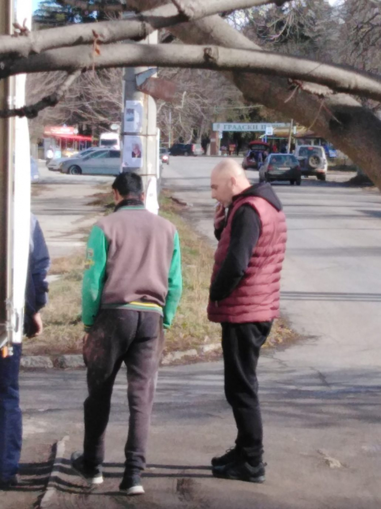 Екшън в Радомир: Трима държат мъж, четвърти чупи челюстта му и... СНИМКИ