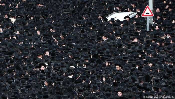 Светът изтръпна от ужас заради тези СНИМКИ от погребение в Израел