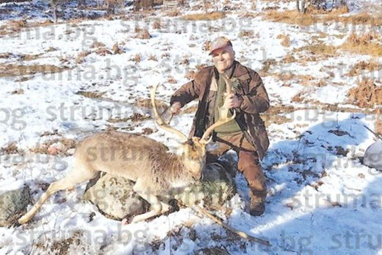 Бизнесменът Войводата отстреля красив елен за подарък СНИМКИ