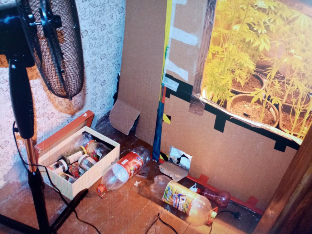 Полицаи нахлуха в къща в Радомир и ето на какво се натъкнаха СНИМКИ