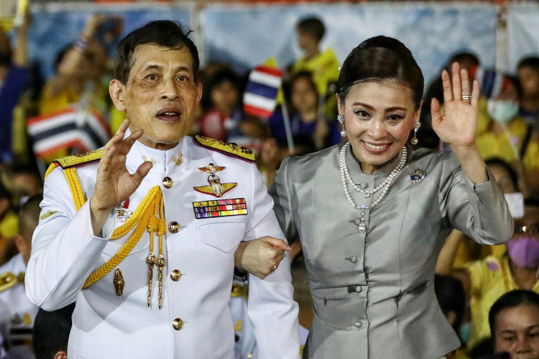 Съпругата на краля на Тайланд изчезна след скандала с голите снимки на любовницата му