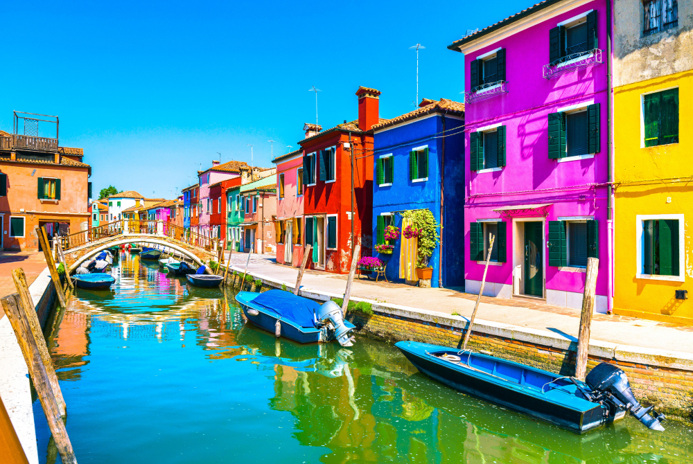 Този град е по-малката и много по-цветна сестра на Венеция
