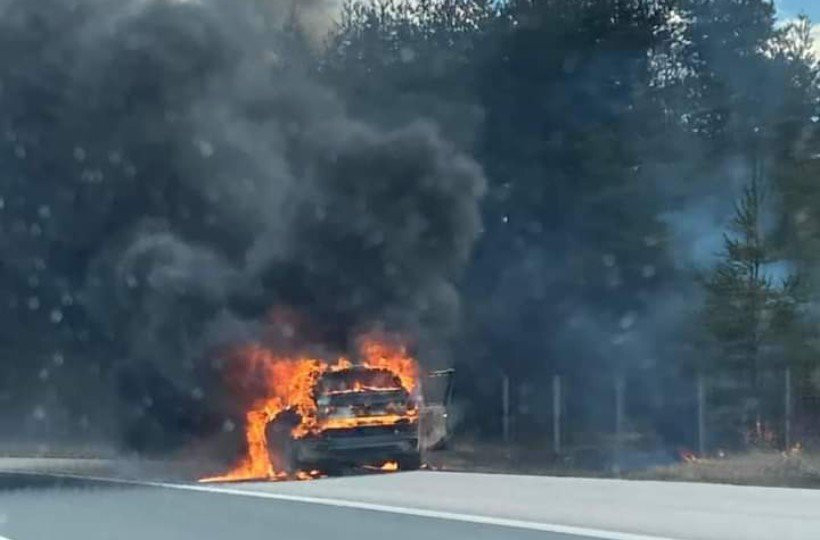 Огнен ад на "Тракия": Кола гори като факла СНИМКА 