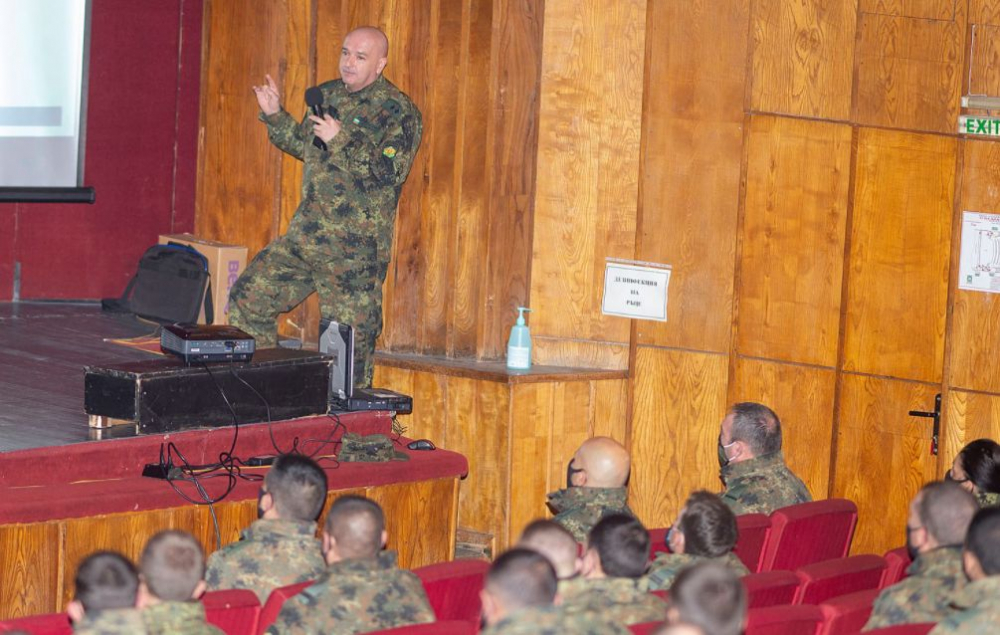 Ген. Мутафчийски пред военни: Вече имаме мощно оръжие срещу К-19! СНИМКИ
