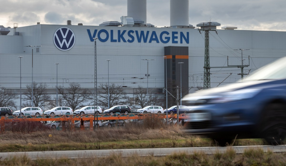 Перничанин направи удара на живота си в завод на "Фолксваген" в Германия, но сметките му излязоха криви