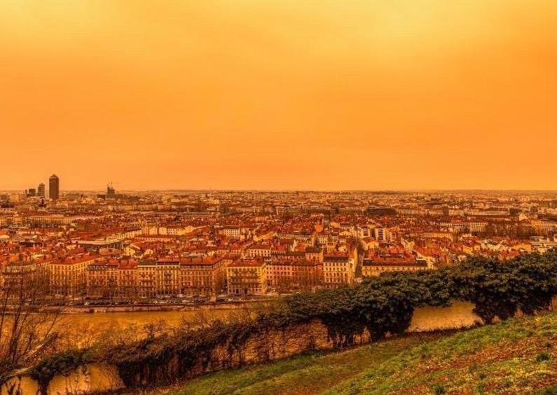 Зловещо знамение: Небето над Франция стана оранжево като на Марс ВИДЕО 