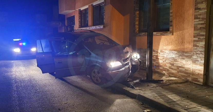 14-г. "шофьор" се заби в стълб след зрелищна гонка с полицията СНИМКА 