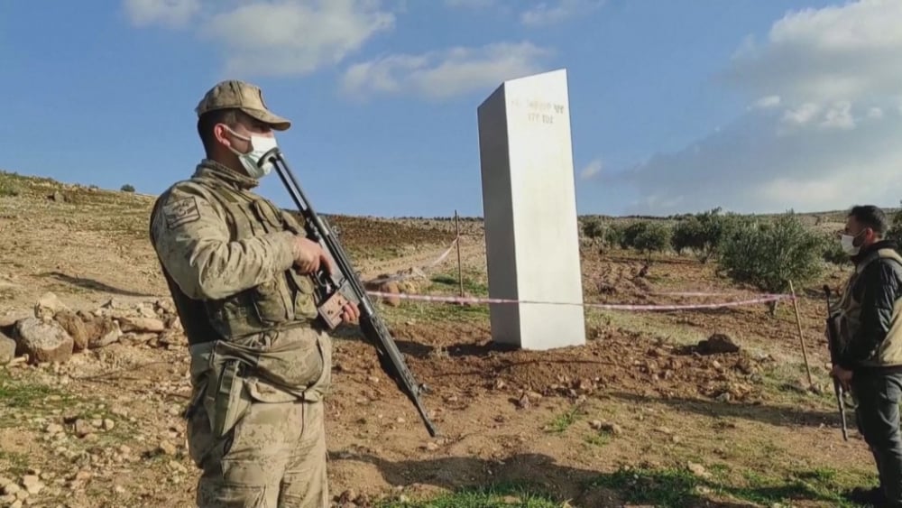 Мистерията продължава: Загадъчен монолит се появи съседна на нас държава СНИМКИ