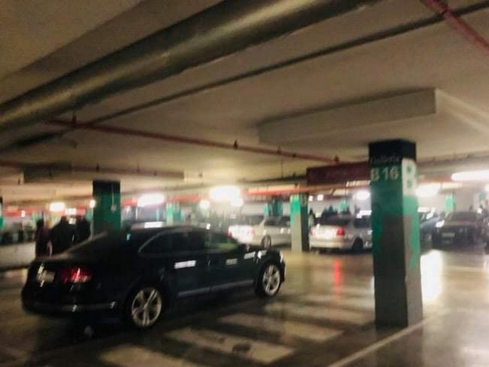 Бургаски батки си спретнаха невиждан купон в подземния паркинг на мола