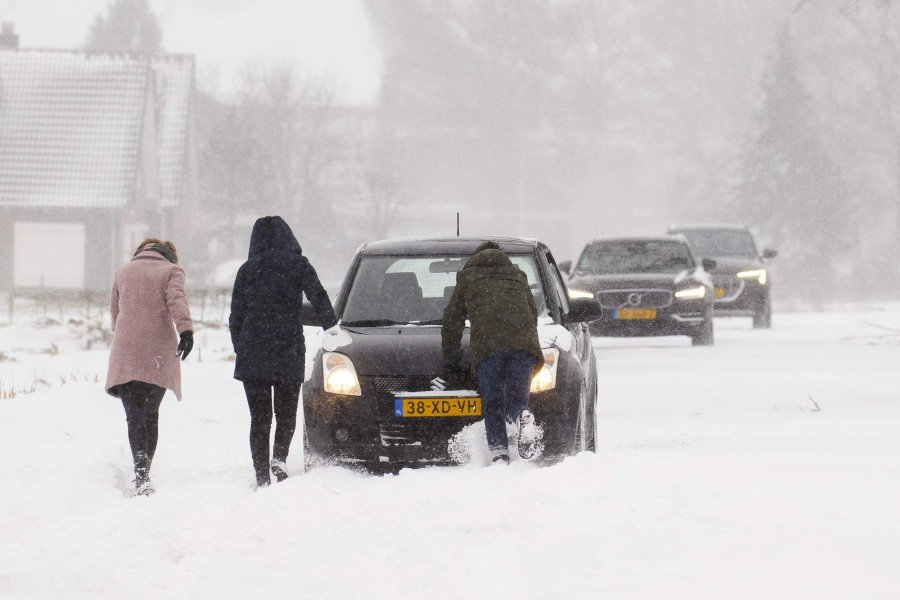 Зрелищни ВИДЕА от неочаквана и страховита снежна стихия в Нидерландия 