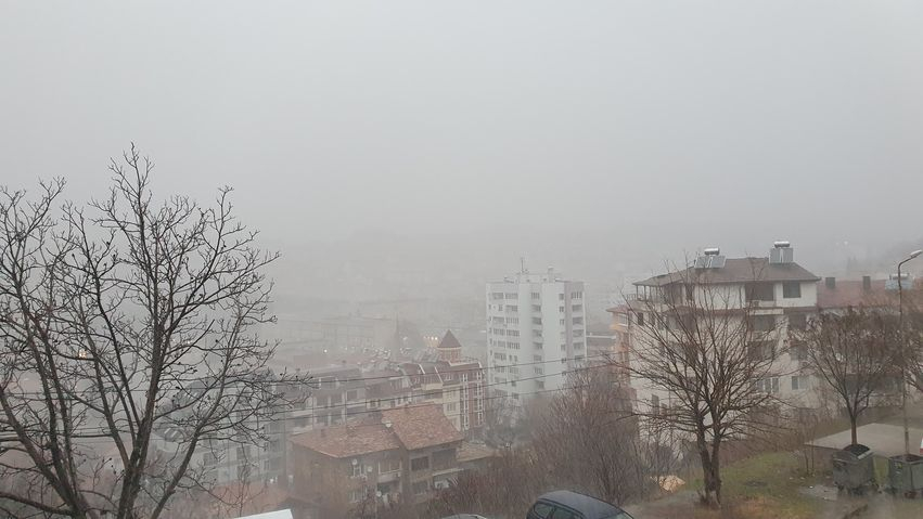 Гръмотевични бури и градушки удариха част от България насред зимата, страшно е и в София! ВИДЕО