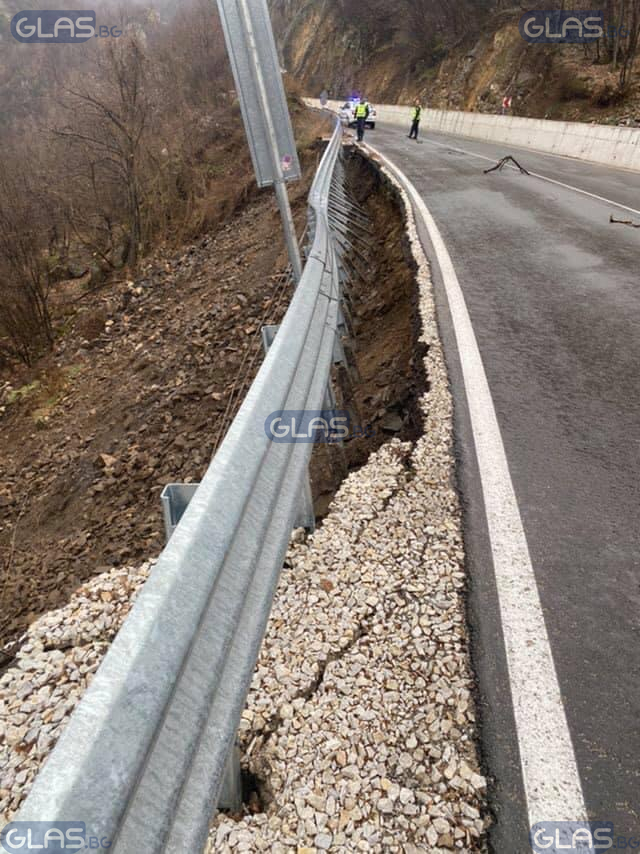 Първи СНИМКИ на срутването на пътя Кричим Девин