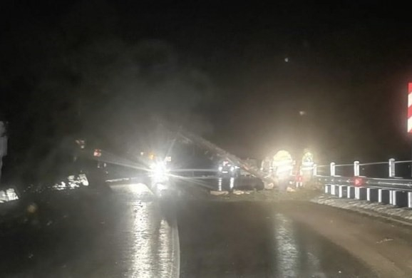Страховито: Буря блокираха основен път в Смолянско