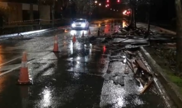 Покрив на блок в Несебър е паднал като бомба върху булевард СНИМКИ   