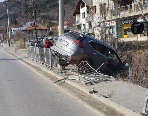 Нова безумна катастрофа с джип в София, мрежата онемя от гледката СНИМКА