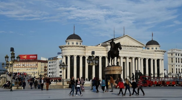 Властта и опозицията в Скопие се хванаха за гушите на тема Луна