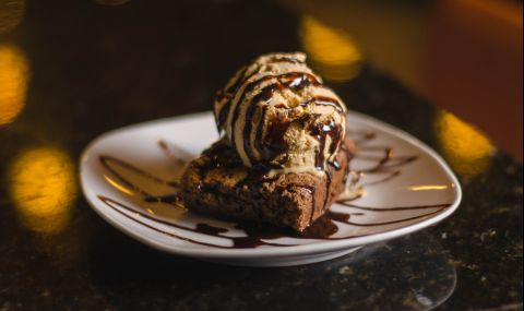 Тази рецепта ще ни оправи настроението: Замразени карамелизирани хапки с шоколад и сладолед