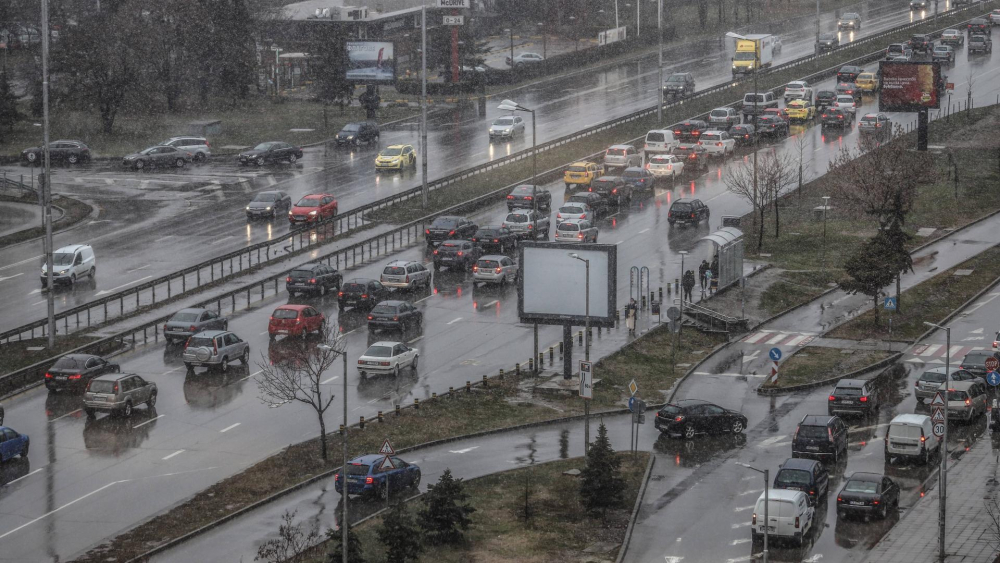 Снежна буря удари София, причини транспортен хаос СНИМКИ