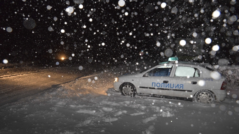 Сняг покри София, столицата побеля ВИДЕО