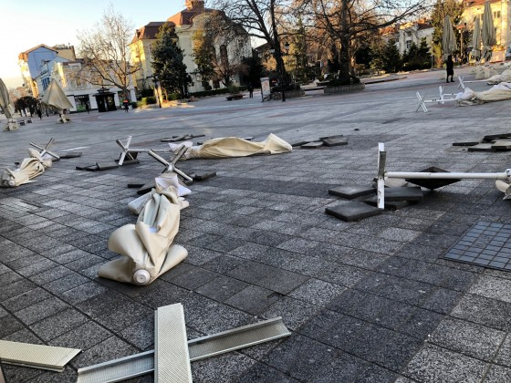 Ураганът вилнее в Пловдив, положението е апокалиптично СНИМКИ 