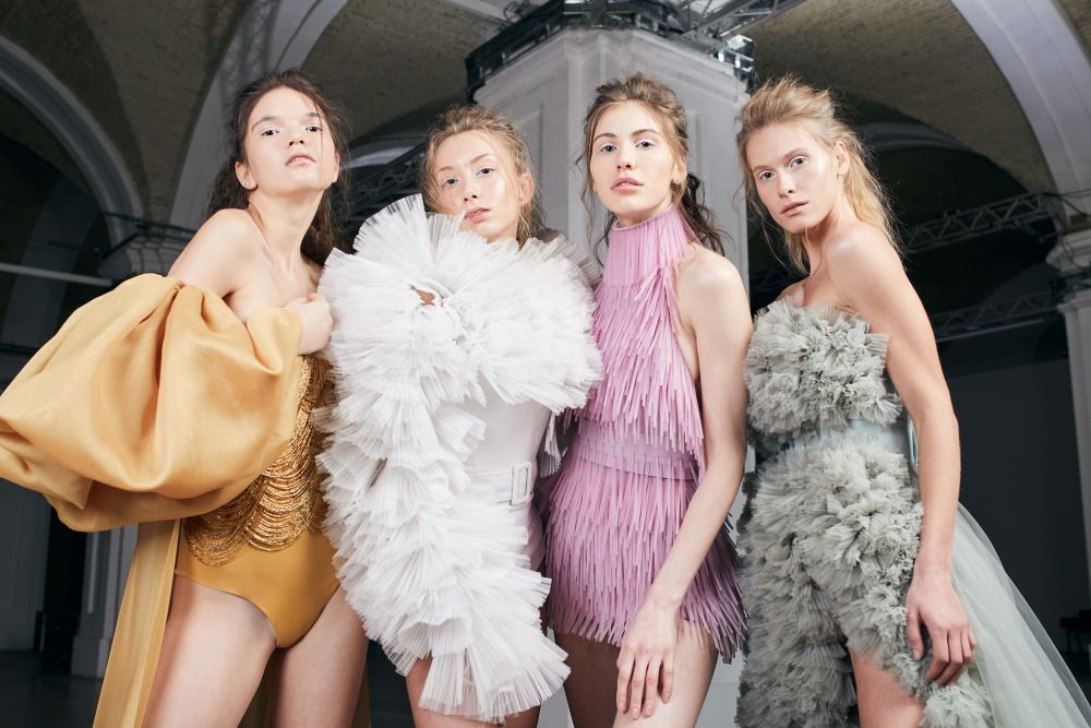 Моделки без бикини и сутиени събраха очите на Седмицата на модата в Киев СНИМКИ 18+